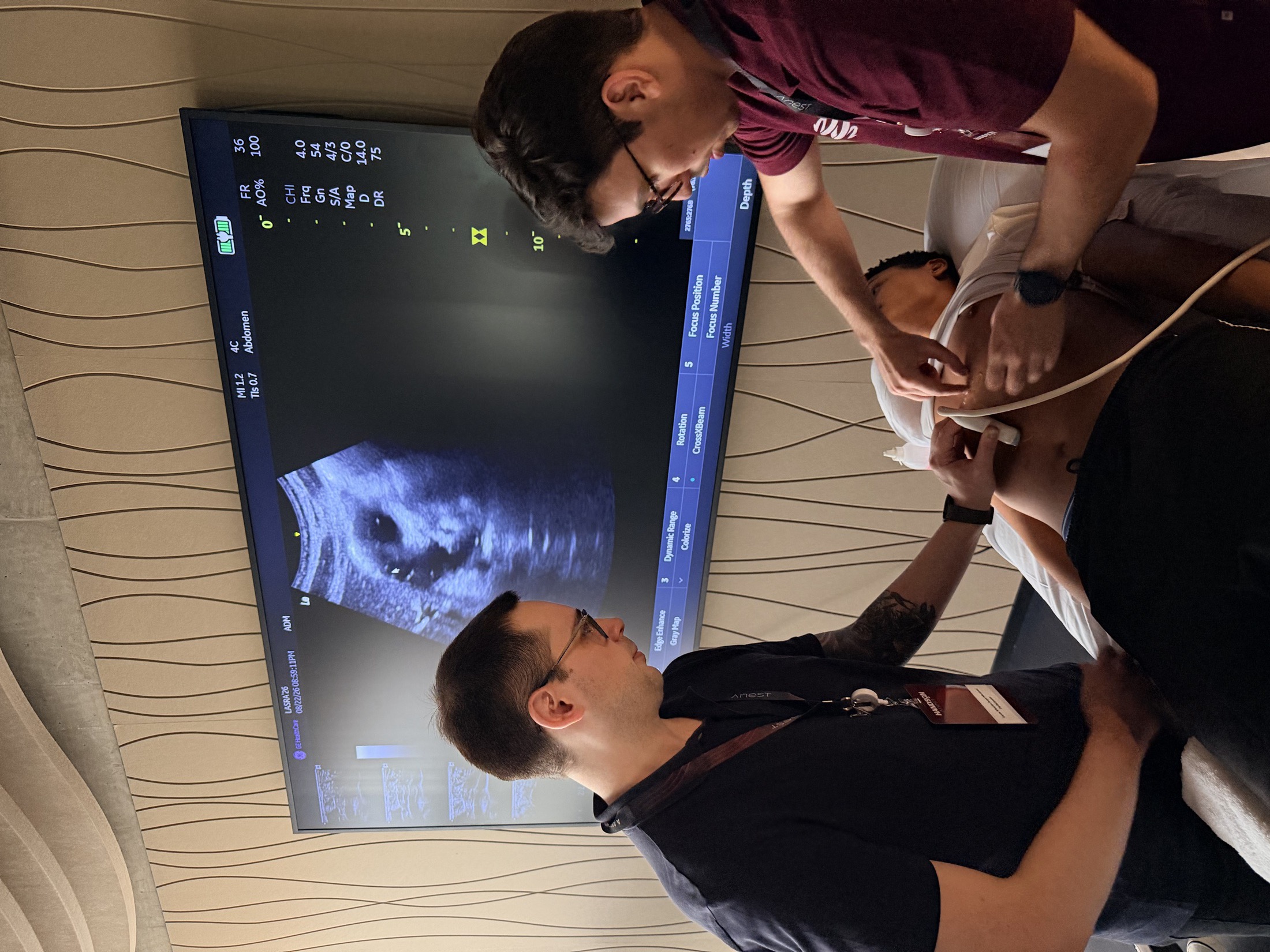 Alunos do Hands On Anest US escaneando um modelo vivo com a imagem na tela